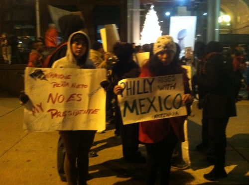 Manifestantes afuera del consulado mexicano. 